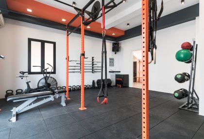 Kettlebells, bilancieri, corpo libero e molto altro Kettlebells, bilancieri, corpo libero e molto altro