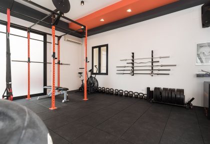 Kettlebells, bilancieri, corpo libero e molto altro Kettlebells, bilancieri, corpo libero e molto altro